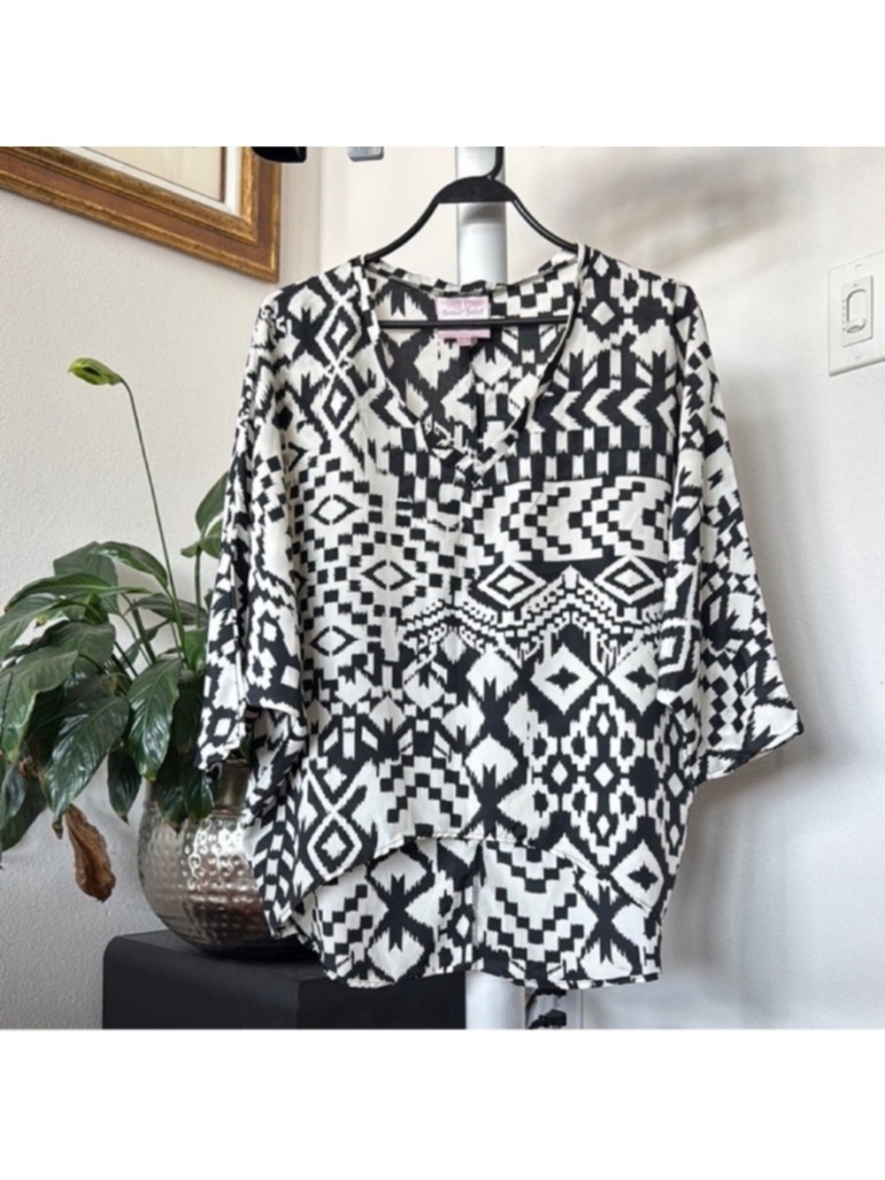 Romeo & Juliet Boho Black White Geometric Blouse Sz S V Neck Batwing Sleeves